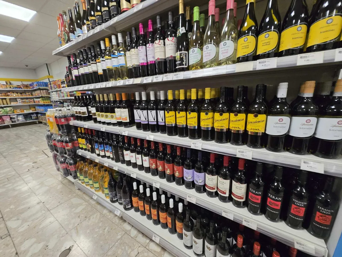 Vinska polica v Marketu Šmartno