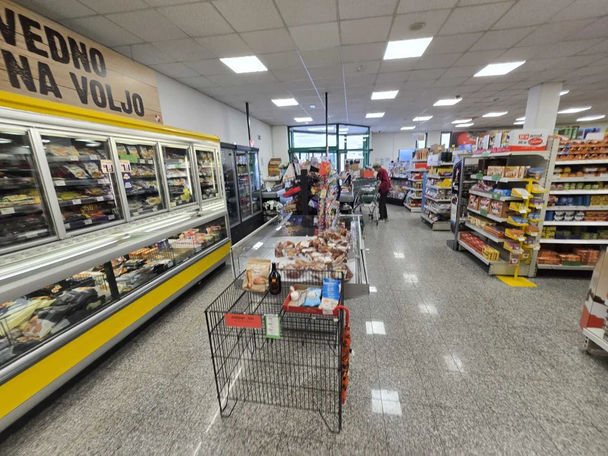 Hladilni oddelek in notranjost Marketa Šmartno