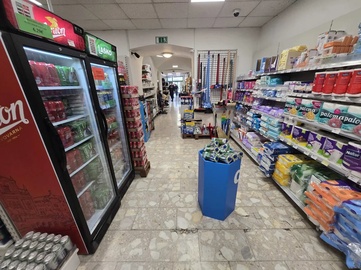 Hladilnik s pijačo in gospodinjske potrebščine v Marketu Šmartno