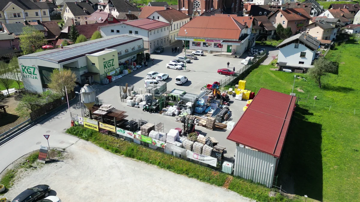 Pogled na Market Šmartno in sosednji DOM MARKET z zunanjim skladiščem