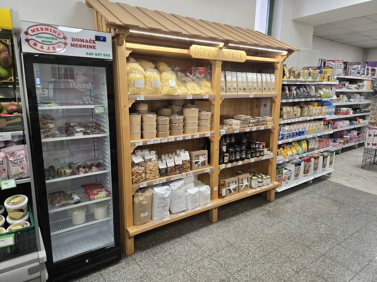 Domači kotiček z živili in domačimi mesninami v Marketu Šmartno