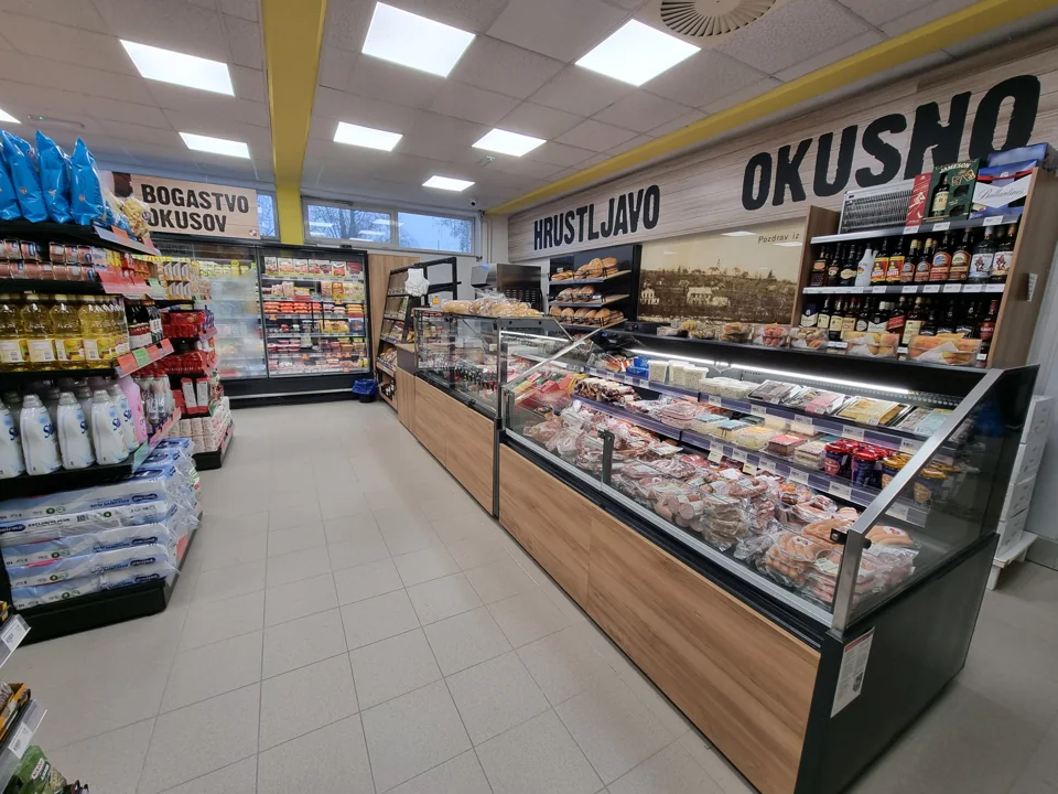 Hladilna vitrina s hlajenimi živili in delikatesno ponudbo.