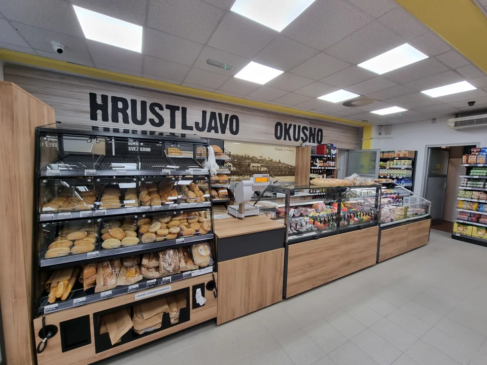 Kruh in pekovsko pecivo ob delikatesnem pultu.