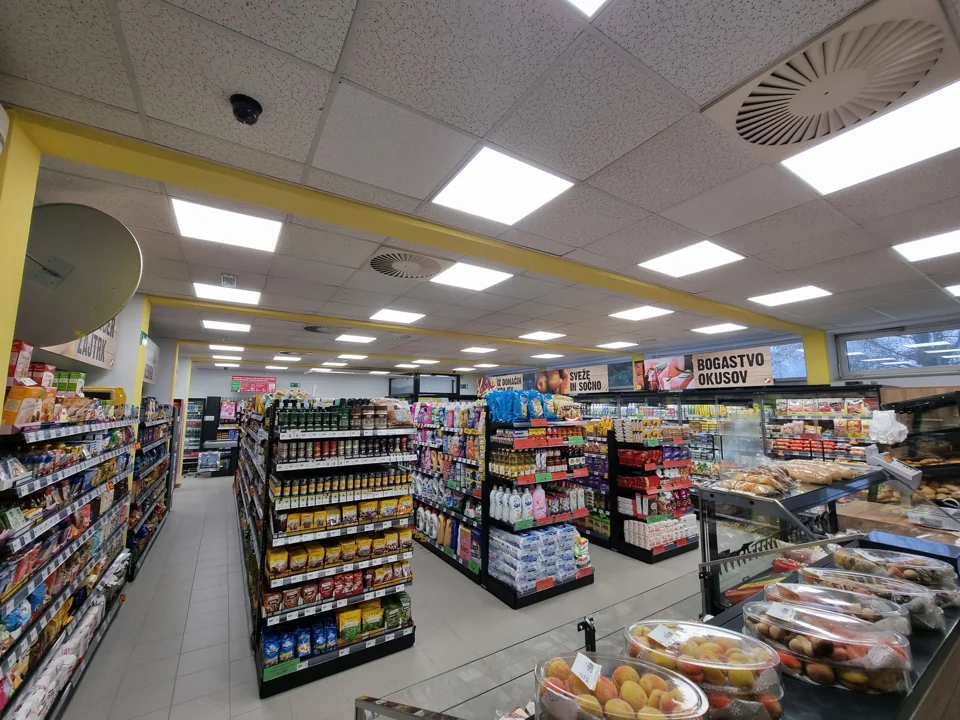Pregledno urejena trgovina Kresnice z živili za vsak dan.