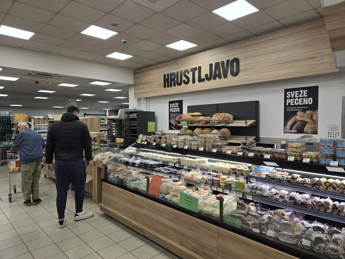 Strežni pult z delikatesno ponudbo.
