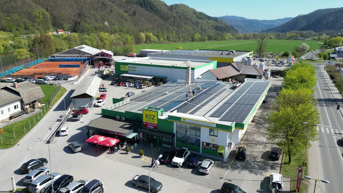 TC Supermarket Litija na Savski cesti 2 – pogled na trgovski center.