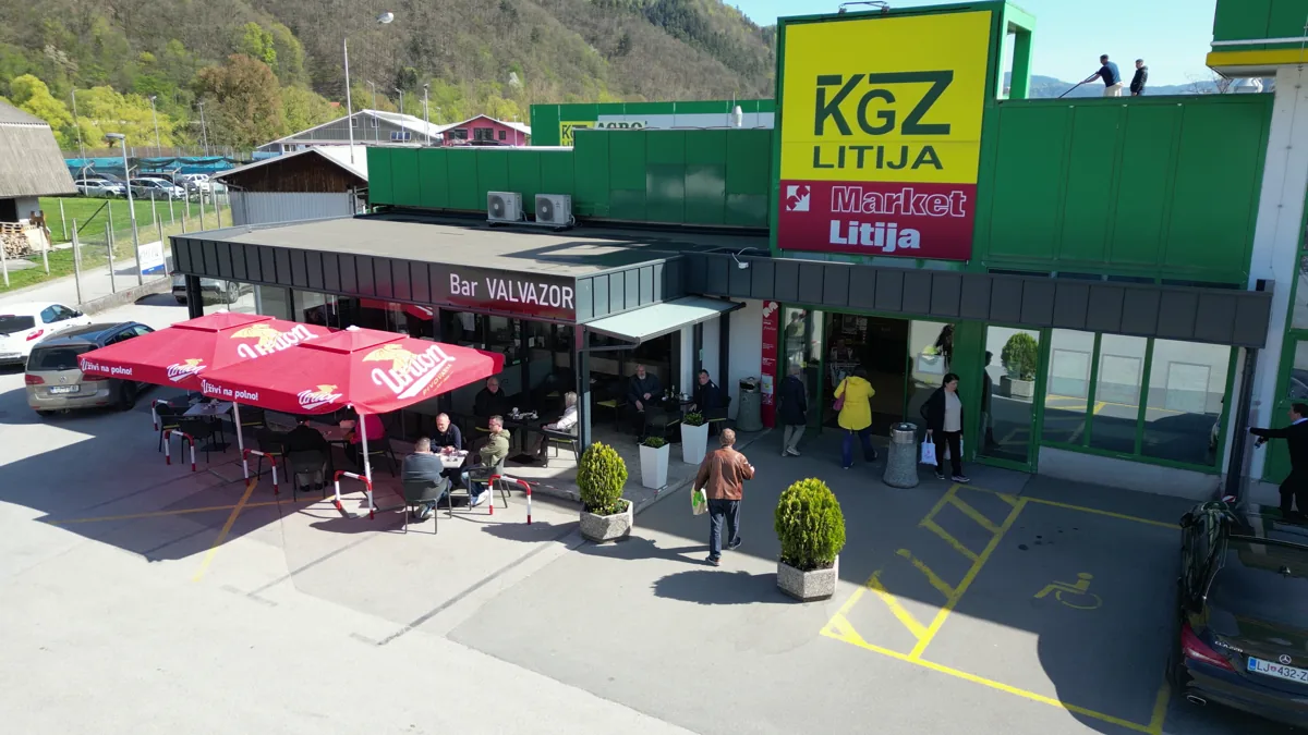 Bife v sklopu trgovskega centra – prostor za postanek ob kavi.