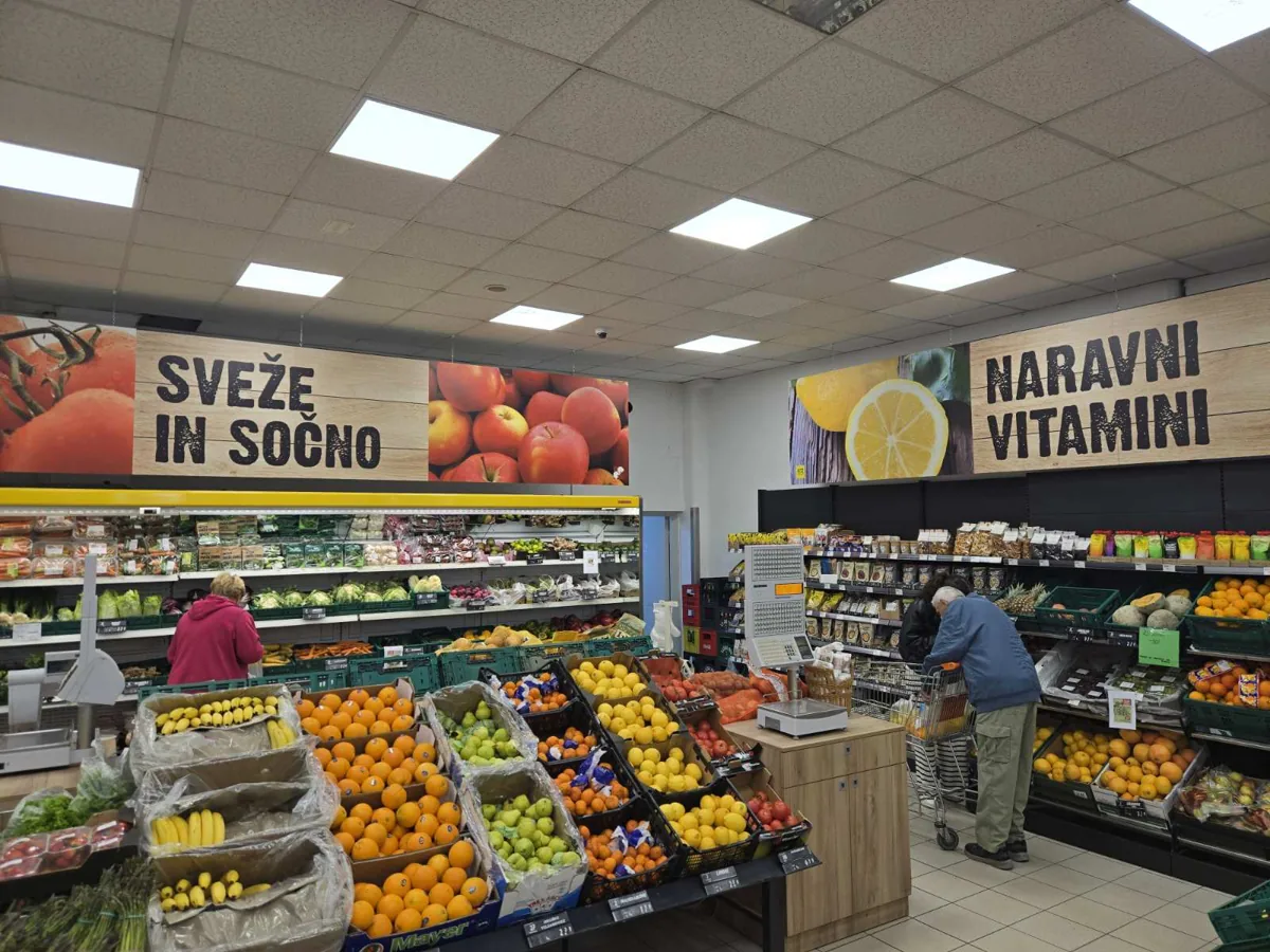 Oddelek sadja in zelenjave v TC Supermarket Litija.