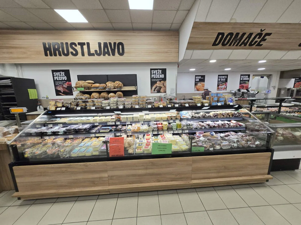 Pekovska in delikatesna ponudba v trgovini.