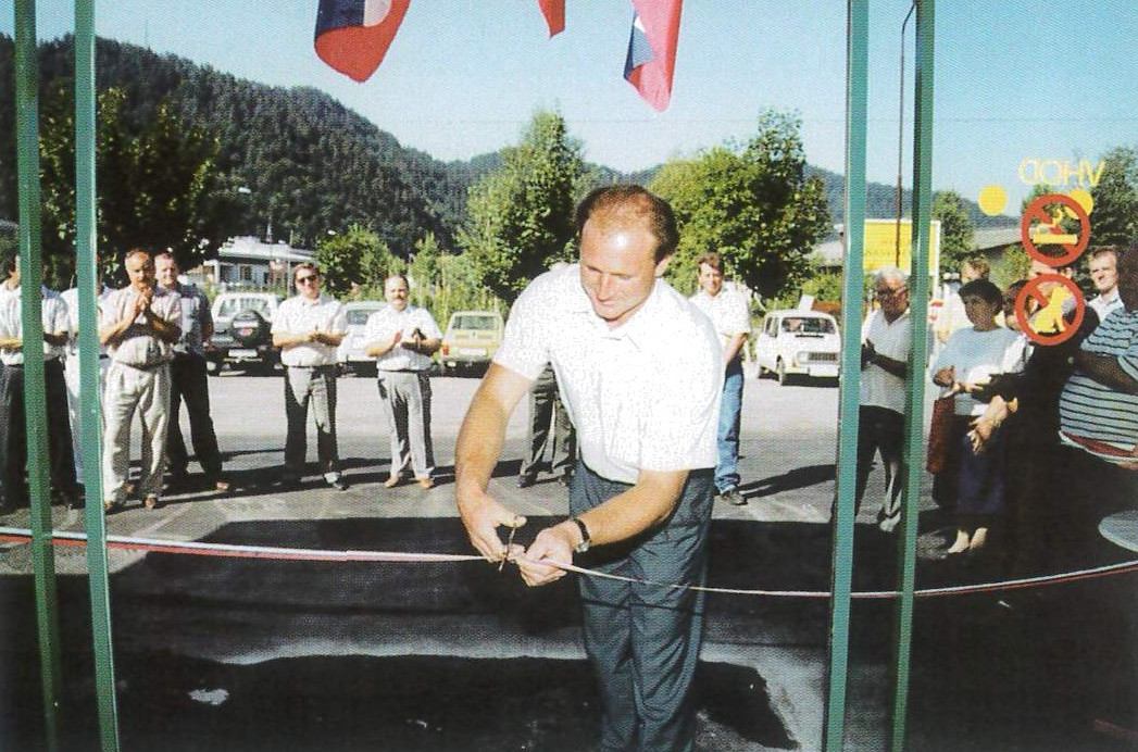 Na sliki je tedanji predsednik zadruge in sedanji župan Litije Franci Rokavec, ki je prerezal otvoritveni trak